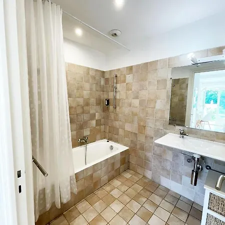 Les De Robinson: Riverside With Pool Apartment *